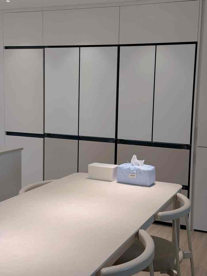 長く悩んで落ち着いたアイテムはまさにダイニングテーブルチェアです🤍

新婚の家を飾りながらダイニングテーブルより 
もっと長く悩んだのが椅子でした。
苦しく見えるデザインは嫌だから 
背もたれが高すぎず、 
座ったときに視界がパノラマ見えるデザインを 
一番最初に見つけました。 

複数の製品を比較して今使用中 #ハンサムミナラウンドチェアを選択しましたが、 

ホワイトトーンの我が家の雰囲気とも自然に調和し、デザインがシンプルで時間が経っても飽きない点が 
一番好きです。

毎日食事する時はもちろん、コーヒーを飲んだり、しばらく座っている時も快適で、写真を撮っても空間がすっきりと収まり、インテリア満足度が高まりました。

おしゃれなデザインよりも長く置いて使える 
こちらの商品をお探しの方なら、視界を選ばない低背もたれの食卓椅子を一度考慮してみることをおすすめします。 
私は今また選んでも同じ椅子を選ぶほど 
満足して使っています。 😊




#ハンサム
#ハンサムミナ
#ミナラウンドチェア
#ダイニングチェア
#ホワイトダイニングチェア
#新婚
#新婚ホームインテリア
#キッチンインテリア
#ダイニングルーム
#ダイニングスペース
#ホワイトインテリア
#ミニマルインテリア
#モダンインテリア
#家
#今日の家
