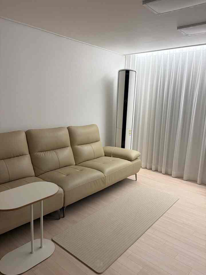 ミニマリストを夢見る実用主義の私たちの家🏠

飽きのこないベージトンで 
ふわふわ額縁などで一度ずつ雰囲気転換してください🤎💛
インテリアの中心は照明だと思います。 
間接照明に便利です🫶


＃インテリアノウハウ＃コンスープ記録集＃コンスープ記録＃インテリア小物＃インテリア照明 