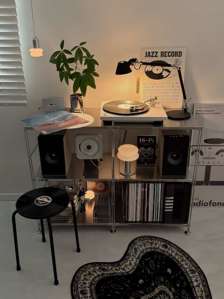 ＃今日の私たちの家＃コンスープ記録集💿🩶
今日のミュージックゾーン🎵天気の影響で湿った垂れ日には好きな音楽に引き上げる！新しいスピーカーが追加され、完璧になった私の空間です☺️

＃今日の家＃スペシャルクリエイター＃今日の家クリエイター
#ミルキーホーム #ミュージックゾーン #趣味空間 #音楽鑑賞 #lp #lpプレイヤー #ターンテーブル #cdp #無人洋品 #棚 #棚飾り #デコタイル #セルフインテリア #作業室インテリア #リビングインテリア #ラグ #ホームスタイリング #照明 #日光電球 #スツール#カフェインテリア