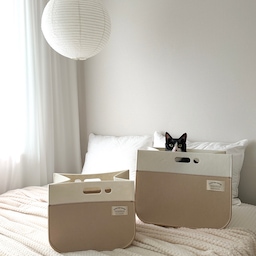 #현명한소비 #콘수프기록집 
고양이 수납하기 딱! 좋은 펠트 수납함🧺
고양이 숨숨집으로 쓰기 좋고
다양한 물품들을 넣을 수 있어서 좋아해요!
📍펠트 수납함 활용방법
✔️ 고양이 수납🐈‍⬛
✔️ 수건 
✔️ 과자
✔️ 옷
✔️ 양말
✔️ 담요
✔️ 장난감
✔️ 컵라면
활용도가 어마어마해요
색감도 넘 곱고 이뻐서
인테리어를 해치지 않더라구요 ㅋㅋㅋ
안쓸때는 접을 수 있으니까
플라스틱 수납함처럼 공간차지를 안해서 좋아요
수납함 겸 고양이 숨숨집으로 잘쓰고 있답니다🐈‍⬛🧺
#맞팔 #소통 #수납함 #패브릭수납함 #패브릭수납
#펠트수납함 #펠트수납 #펠트바구니 #패브릭바구니
#정리정돈 #수납 #정리 #정리템 #수납템
#숨숨집 #고양이 #펫테리어 #고양이가있는집
#반려묘 #턱시도고양이 #고양이와함께사는집 
#반려동물 #함께사는집 #화이트우드
#화이트인테리어 #화이트인테리어링 #베이지
#베이지인테리어
