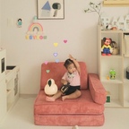 소피의 열한시 십칠분 모프 소파! 🩷 #콘수프기록집 #예쁜템최고야

#소피의열한시십칠분 의 #모프소파 는
아기의 독서 공간, 대근육 놀이존, 휴식 공간을 
한 번에 꾸미고 싶을 때 추천하고 싶은 템이에요. 

극세사 촉감을 좋아하는 아기라
폭신하면서 부드러운 모프소파는
탐색 기간도 없이 바로 홀릭 모드!

펼쳐서 토퍼처럼 두면
뒹굴거리면서 쉬기도 하고
위에서 점프하면서 놀기도 하더라고요.

소파로 변신해주면
장난감 갖고 올라가서 
앉아서 놀아요.

알려주지 않아도
아이 스스로 
사용법에 맞게 잘 쓰는 가구!

_
#맞팔 하고 소통해요!
_

#아기가구 #오늘장면한컷 #오늘의우리집 #오늘의힐링 #우리집포토존 #거실인테리어 #소파 #접이식매트리스 #예쁜템최고야 #인생템 #잘산템 #추천템 #거실스타일링 #육아일상 #조명 #루미르 #베이비라이크 