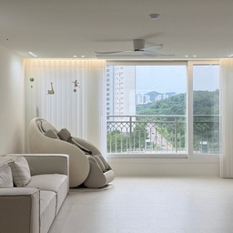 🏡 15년 된 34평 구축 아파트, 모던 화이트 인테리어
15년 된 구축 아파트를 리모델링하면서 가장 중요하게 생각한 것은 **‘오래 봐도 질리지 않는 집’**이었습니다.
유행을 따라가기보다 모던하고 미니멀한 디자인을 선택했고, 화이트를 중심으로 공간 전체의 톤을 통일해 밝고 넓어 보이는 분위기를 완성했습니다.
인테리어를 계획하면서 가장 신경 쓴 포인트는 **‘비우는 인테리어’**였습니다. 불필요한 요소는 과감히 덜어내고, 공간 본연의 깔끔함이 돋보일 수 있도록 하나하나 선택했습니다.
✔️ 화이트와 라이트 그레이를 기본 컬러로 사용해 공간 전체의 통일감을 높였습니다.
✔️ 600각 포세린 타일을 시공해 줄눈을 최소화하고, 공간이 더욱 넓고 시원해 보이도록 했습니다.
✔️ 무몰딩, 무문선 디자인을 적용해 군더더기 없는 깔끔한 분위기를 완성했습니다.
✔️ 매립 조명과 간접조명을 함께 사용해 낮에는 자연광이, 밤에는 은은한 무드가 돋보이도록 연출했습니다.
✔️ 붙박이장과 히든 수납으로 생활감은 줄이고, 언제 봐도 정돈된 공간을 유지할 수 있도록 계획했습니다.
✔️ 커튼과 블라인드, 가구까지 화이트와 그레이 계열로 맞춰 전체적인 균형감을 살렸습니다.
✔️ 블랙 컬러는 꼭 필요한 부분에만 포인트로 사용해 화이트 인테리어가 더욱 돋보이도록 했습니다.
무엇보다 예쁜 집보다 오래 살아도 편한 집, 그리고 시간이 지나도 질리지 않는 공간을 만드는 것이 저희 집 인테리어의 가장 큰 목표였습니다.
15년 된 구축 아파트도 작은 선택들이 모이면 충분히 새로운 공간으로 바뀔 수 있다고 생각합니다. 앞으로 공간별로 직접 고민하고 선택한 인테리어 노하우와 실제로 살아보며 느낀 장단점도 하나씩 소개해 보려고 합니다. 같은 고민을 하고 계신 분들께 조금이나마 도움이 되었으면 좋겠습니다. 🤍
#오늘의우리집 #콘수프기록집 #인테리어노하우 #34평인테리어 #아파트인테리어 #모던인테리어 #화이트인테리어 #오늘의집 #34평아파트거실 #34평아파트인테리어 #거실인테리어 #안방인테리어 #화장실인테리어 #욕실인테리어 #서재인테리어 #인테리어
