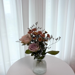 #오늘의우리집 #콘수프기록집 
날씨가 흐려서 아쉽지만
오늘의가든 첫 수확인 꽃다발을 받아서 
바로 저희집 거실에 배치해봤어요
꽃다발 조합이 예쁜게 와서 기분이 좋네요💐
선물받은 작은 꽃병에 딱 맞는 크기에요
다음 도전은 냉동용기로 시작합니다~ 
여러분은 어떤 걸로 도전을 하시고 계신가요?🙌
#ftc25기 #ftc25 #ftc25기이야기 #아기가있는집 #아기가사는집  #집스타그램 #집테리어 #홈스타그램 #인테리어그램 #인테리어스타그램 #인테리어 #오늘의집 #집꾸미기 #집들이 #콘스프기록 #콘수프챌린지 #오가든 #오늘의가든 #오늘의집 #오늘장면한컷  #오늘장면 #오늘의집꽃다발 #오늘의가든챌린지 #오늘의가든친구 #오늘의가든수확 #오늘의가든게임 #오늘의가든꽃다발