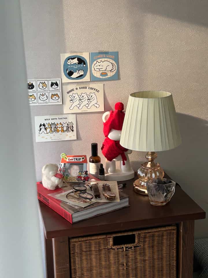 #오늘의우리집 暑くて夜明け5時に休んで以来眠れなかったのも悪くない理由は、私が良くなる空間に日光が入った姿を初めて込めてみることができたから、私が良いと飾って置いた空間を時間帯別に残してみたい、したくて..🍀

それでも夏は暑すぎる\(//∇//)\

棚: @casamia_official 
照明: @ohneul_happy 
アートブック: @groundseesaw 
ディフューザー：@objetbykundal.official 
はがき: @todayhouse  #침실인테리어 #침실꾸미기  #신혼집  #엽서 #엽서세트  #조명추천 #조명인테리어  #오브제 #오브제컬렉션 #방향제 