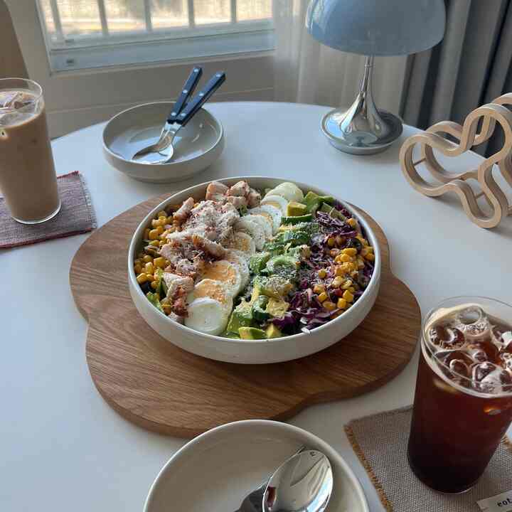 普段愛情のあるテーブルウェアと小道具で取り上げた朝🥗
新鮮な野菜をいっぱい入れて涼しいコーヒーと一緒にすると、あえて外に出なくても我が家がまさに日差しグルメブランチカフェ🫰🏻
今日もホームカフェデート成功❤️


＃夏休み日記＃ftc26＃サラダ＃ホームブランチ＃ホームカフェ 
＃オンダーテーブル＃プレート＃ホームブランチ＃サークルテーブル＃ホームカフェ＃ボウルおすすめ＃テーブルウェア＃食器セット＃ダンスタンド＃照明インテリア
