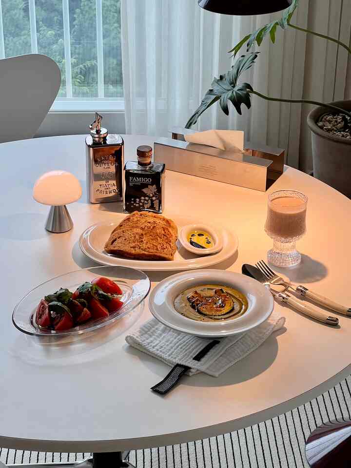 #今日の私の家

ハーマンミラーテーブルが来た後
より幸せなダイニング生活をする最近、
今日の昼食はチーズのない地中海料理ですか？🍅
軽いけど栄養素はまんべんなくいっぱい詰めて食べる🫶🏻

-
かぼちゃ豆腐スープ
トマトバジルサラダ
全粒小麦点滅＆オリーブオイルバルサミックディップ
ムガダン霜台豆乳


#コンスープ記録集 #おにぎり #ホームブランチ
＃今日の家＃今日の家クリエイター 
＃スペシャルクリエイター＃健康