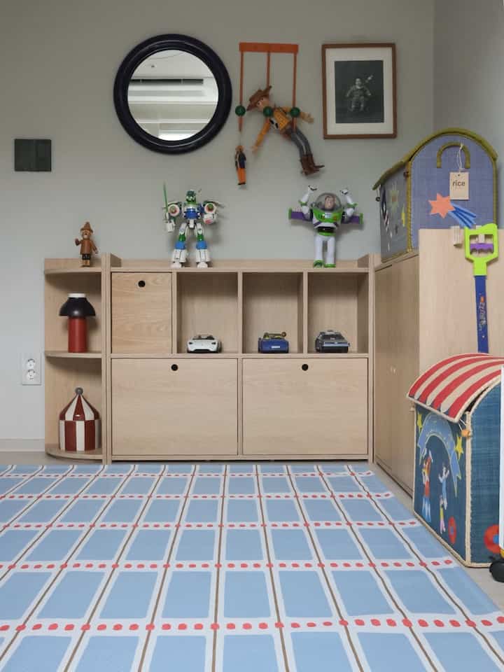 夏味私NEWラグ✨

この部屋はエアコンをつけず、扇風機だけで耐える部屋です。
アメリカンフロアのソルベグリッドラグのおかげで
快適で涼しく過ごしています 🍧

CooluTexという機能性生地だから
肌にくっつかない爽やかな肌触りです。 
高密度テクスチャの大地のようなあなたの感じですか？

熱がうまくいったり積もらずに
自然に循環する再生繊維を使用したそうです。
だからなんだか！長く座っていても 
擁動や足に汗をかいていない気分だったんですが🌿🌿

＃コーンスープ記録集
＃私たちの家の追求＃ランソンの家＃子供の家＃色のインテリア＃カラフルな家＃ビンテージ家具
