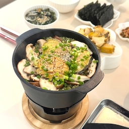 미니화로에 전복솥밥
오이냉국 + 전복솥밥 + 버터구이 
화이트 색상에 깔끔한 유광 그릇 까사무띠
꽃모양으로 만들어진 디자인이 너무이뻐요💛
실물로 보니 더욱 예뻐 음식 담아두면
대접받는 느낌이라 대만족이에요☺️!!
집에 넘쳐나는게 그릇인데
예쁜그릇 지나치기는 너무 어려운 것 같아요😵‍💫!!
#콘수프기록집 #예쁜템이최고야 #현명한소비 #미니화로 #솥밥 #그릇추천 #까사무띠 #예쁜그릇 #테이블웨어 #주방인테리어 #도마 #집밥 #신혼살림 #신혼부부 #주방 #세라믹테이블 #2인솥밥 #주방템 