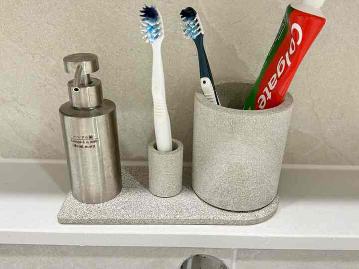 我が家のこだわり軍団 

それぞれ別のプラスチック缶が整えられて見えない 
できるだけきれいにフィットしました。 

珪藻土トレーセットは水気をすぐに吸収し、 
水気がなくてよかった 

ステンレス製ハンドウォッシュ樽はきれいに見えます。 
文字の刻印が一役買ったようです。 
水や手跡は残るが、シャワーで拭いたタオルで軽く盗んでくれればすぐになくなるので管理も楽だ。  #규조토칫솔꽂이 #규조토매트 #욕실용품 #감성소품 
