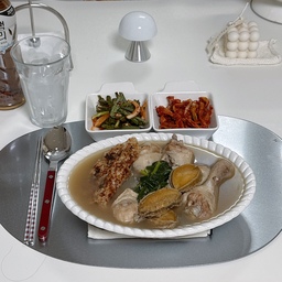 #삼계탕 
오늘은 복날을 맞이해서 삼계탕을 만들었어요 전에 라이프 집에서 받은 새미네 부엌 삼계탕 육수가 있어서 그걸 사용했구요 이번에도 닭다리만 있는 걸로 끓였어요 냉동실에 아이스크림 넣다 구석에 있는 전복을 발견해서 같이 넣었어요 
냄비에 물 붓고 먼저 마늘, 양파, 삼계탕 육수를 넣으려는데 육수에서 한약 냄새가 나서 보니 쌍화 농축액이 들어 있더라구요 전 쌍화탕 음료 같은 걸 안 좋아해서 다 넣지는 않았어요 부추는 나중에 따로 짧게 데치는 정도만 익혔구요 삼계탕에 넣고 남은 부추는 부추무침을 만들었어요
삼계탕 끓일 냄비는 스테인레스 냄비에다 면보 같은 것도 없어서 혹시 눌어붙을 수도 있고 삼계탕의 맑은 국물을 위해 작은 냄비에 불린 흰쌀을 넣고 삼계탕 육수를 부어 누룽지로 만들었어요
#오늘의우리집 #오늘의장면한컷 #콘수프기록집 #혼자서도잘먹어요  #사브르 #헤리터 #렉슨 #렉슨미나 #조명 #소품 #추천템 #자취 #저녁 #메뉴 #추천 #맞팔 
