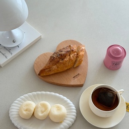 오늘도 빵모닝 ! 🥖
좀 더 건강을 생각해서 먹고싶긴 하지만
아침엔 이만큼 간편한게 없는 것 같아요 😂
#오늘의우리집 #콘수프기록집 #플랫포인트 #세라믹식탁 #식탁 #원형테이블 #플레이팅 #홈카페 #홈브런치 #홈스토랑 #인소일 #하트도마 #소통 #맞팔 #선팔 #여름홈카페 