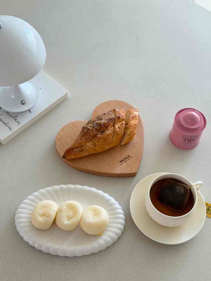 今日もパンモーニング！ 🥖
もっと健康を考えて食べたいですが
朝はこれほど簡単ではないと思います😂


＃今日の私たちの家＃コンスープ記録集＃フラットポイント＃セラミックダイニングテーブル＃ダイニングテーブル＃サークルテーブル＃プレーティング＃ホームカフェ＃ホームブランチ＃ホームストア＃インソイル 
