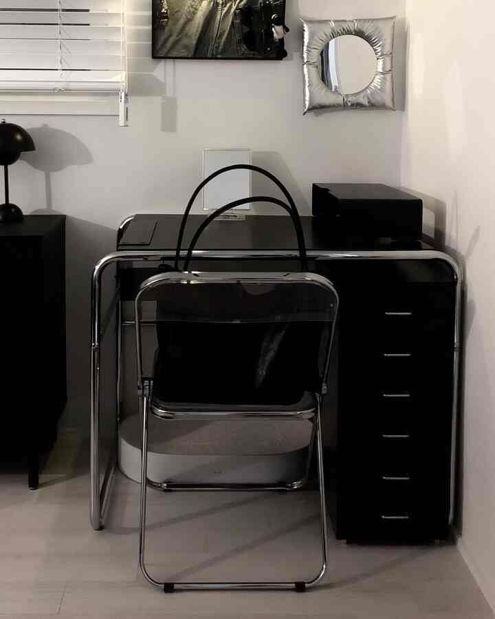 引っ越し前に購入した家具の中、これまでも最も満足して使用している製品です🤍

跡をつけてみると2年ごとに引っ越しをすることが多く、重くて大きな家具をすっきり購入するのが難しいと思います。 😭
それでも机なしで生活してみると、作業したり本を読んだりすると不便さが大きかったです。

複数の製品を比較してみた先で選んだのがモダンデスク本棚と透明折りたたみ椅子でした。 
モダンデスクは一人でも運べるほどの適度な重さで引っ越す際の負担が少なく、組み立ても簡単でした。ラウンドデザインのおかげで空間が硬く見えず、やわらかな雰囲気を作ってくれる点も満足でした！

透明折りたたみ椅子はデザインがスッキリしてどんな空間にもよく合い、使用しないときは折りたたんで収納でき、空間活用度も高いです。引っ越す時も折りたたんだ状態に移動すればいいのでずっと楽でした！

デザインだけでなく実用性まで備えた製品なので、今でも最もよく使っている家具の一つです。 🤎
-
#ftc26期 #ftc26 #잘산템 #잘산템추천 #책상 #의자 #고양이 #고양이가있는집 #n년째사용중 