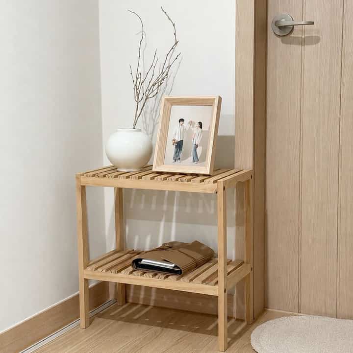 引っ越すたびに一緒になった、もう三番目の家でも使用中の私の定着テム原木棚棚ですよ🪵🤎

長く使っても飽きのこないウッドカラーとすっきりとしたデザインのおかげで、どんな空間に置いても自然によく似合いましたよ✨ 
だから引っ越すたびに最初に手に入れる家具の一つです！

ベッドサイドの協卓として使うのにもよく、本や小物を載せておくテーブルとして活用するのにもぴったりなので、これまでも満足して使っているおすすめアイテムです🫶🏻

#ftc26期 #n년째사용중 #n년째정착템 #협탁 #협탁추천 #인테리어 #달항아리 #액자