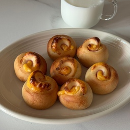 햄치즈롤🌀🧀🥓
간단하게 간식!!
미니 사이즈로 썰어서 먹기도 편리한 햄치즈롤🤍
오븐에서 치즈가 노릇해져서 더 맛있어요➿
.
.
.
.
.
#ftc8기이야기 #콘수프기록 #콘수프기록집 #오늘의우리집 #오홈스토랑 #온더테이블 #빵순이 #빵 #간식 #오늘의간식 #디저트천국 #홈베이킹 #홈베이커리 #오븐 #맞팔 #맞팔환영 