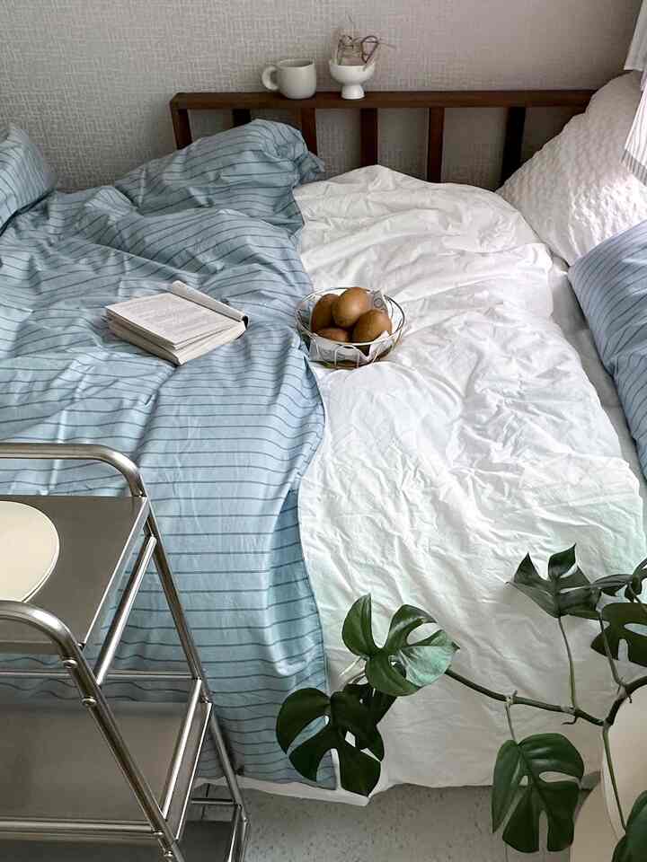 クール+夏=ブルー
チルパクパク夏のムードがいっぱい入った寝室 - 🌱
窓を開けておくと風が気持ちいい今日です。
。
。
。  #여름침실 #침실스타일링 #침실꾸미기 #블루인테리어