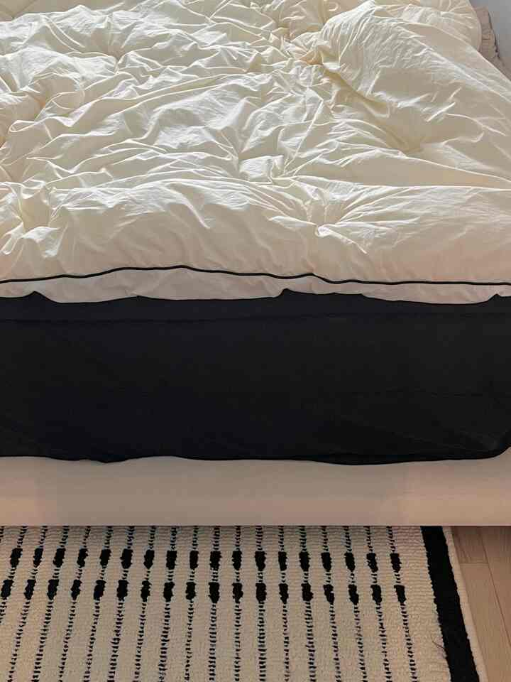 我が家N年目定着テムをご紹介します-01。ベッド

シックスティセコンズロースリム製品です！ 

ベッドは良いものを買わなければならないという強迫観念の下で、私は知っているブランドです。シックスティセコンズラウンジに直接行って横になってみてマットレスも直接選びました！
ふわふわより硬いに近いのにむしろ腰に負担なく、安眠に最高のベッドです🖤

低床型なので赤ちゃんを育てているのに安心になりますよ！


#n年目使用中 #シックスティセコンズ #ロウスリム #ベッド #寝室インテリア #ftc26機 #コンスプ記録 #今日の家 #今日の家が #家を飾る #新婚集 #生林記録 #サリムテムおすすめ #ホームスタイリング #新婚夫婦 #インテリア