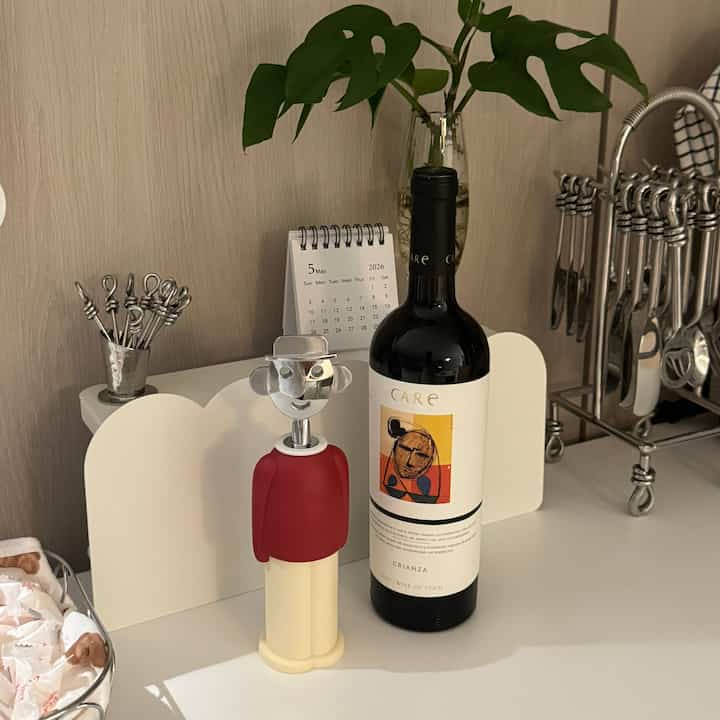 雰囲気を出すときはワインが最高です🍷
✅アレッシアレクサンドロワインオープナー
自動オープナーは粉がたくさん落ちます。
アレッシオープナーは優しく開き、
減算するのも簡単でお金の価値がありました。
ワインを飲みたい日を気持ちよく使って
普段はオブジェのように上げておきます❤️

恋愛して購入した超価格コスト10万ウォン台のワイン冷蔵庫
6年目にコスパを抜いて、まだ二つよく使っていますよ🥹!!
私の好みはチリ、カルベルショービノン！
最近はいろいろ挑戦してみています。  #현명한소비 #와인오프너 #와인 #와인잔 #콘센트가리개 #커트러리 #와인셀러 #와인냉장고 #거실인테리어 #거실 #수납장 #신혼집인테리어 #선인장 #인테리어 #인테리어소품 #오브제 #소품 #거실소품 