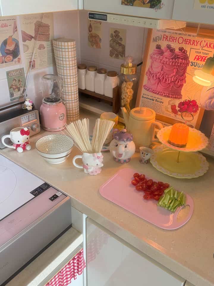 #夏休み

天気：曇り☁️🌥
夏になると思い浮かぶ代表的な食べ物の中には豆麺があります 🩶 私は夏になれば豆麺がぜひ食べたいと思いました！豆水を自分で作って食べると美味しいのに難易度が高く感じられて市販の豆水で豆麺を簡単に作って食べてみました💚❤️ 

キュウリとトマト 🥒🍅 トッピングを切って一枚撮ってみました 😍 ところでトッピングの両調節失敗で完成写真はあきらめました 😆 

今夏はずっと事務所にいたので家で過ごした思い出は多くないですね 

私の兄弟は楽しい一週間を過ごしましたか？ 

＃メイド＃メイド＃キッチン＃豆麺＃夏の味＃ディズニー＃ハローキティ＃ビンテージ＃エンティック＃カップ＃照明＃サンライト電球＃ティーポット＃新婚旅行のインテリア＃新婚家の装飾＃キッチン用品＃コーヒーポート＃ミキサー＃ブレンダー 
