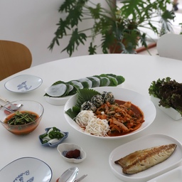 #오홈스토랑
건강한 식재료로 정성스럽게 밥상을 차림
최대한 다양한 단백질과 풍성한 야채를 담으려고
노력하는데 
맛있는 음식은 소주 없이 먹기 힘든게 함정
여름에도 집밥은 계속된다
듭다
#집밥기록 #집밥
#밥상일기 #낙지볶음 #백숙 #수육