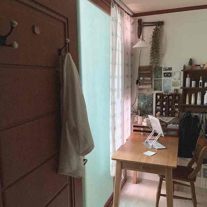 #오늘의우리집 #콘수프기록집  #작은방 #데스크테리어족 #책상 #의자 #우드인테리어 #우드선반 #원목가구 #예쁜템최고야 #인테리어노하우 #조명  #작은방꾸미기 #2평 #2평방 