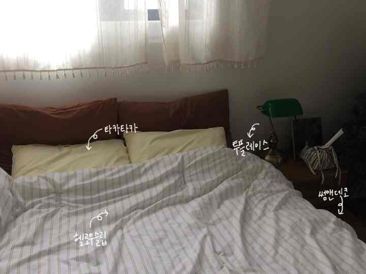 暖かくて落ち着いたダークウッドに
ポイントとなるレモン色の枕カバーで
あまり重くない寝室の雰囲気を演出してくれました.. 💛

寝る前に本を読むと暗すぎないように
照明も横に置き、 
日光が浮かび、自然に雪が浮かぶのが好き 
私たち夫婦に合ったリネン素材のカーテンを掛けてくれました。

照明は使用して6年になります。
壊れることなく、よく使われています。」 

ベッドフレームも引っ越して購入しました。
配送までに2ヶ月かかりましたが、  #침대 #침실스타일링 #우드인테리어 #우드 #브라운인테리어 #베이지인테리어 #브라운 #베이지톤 
