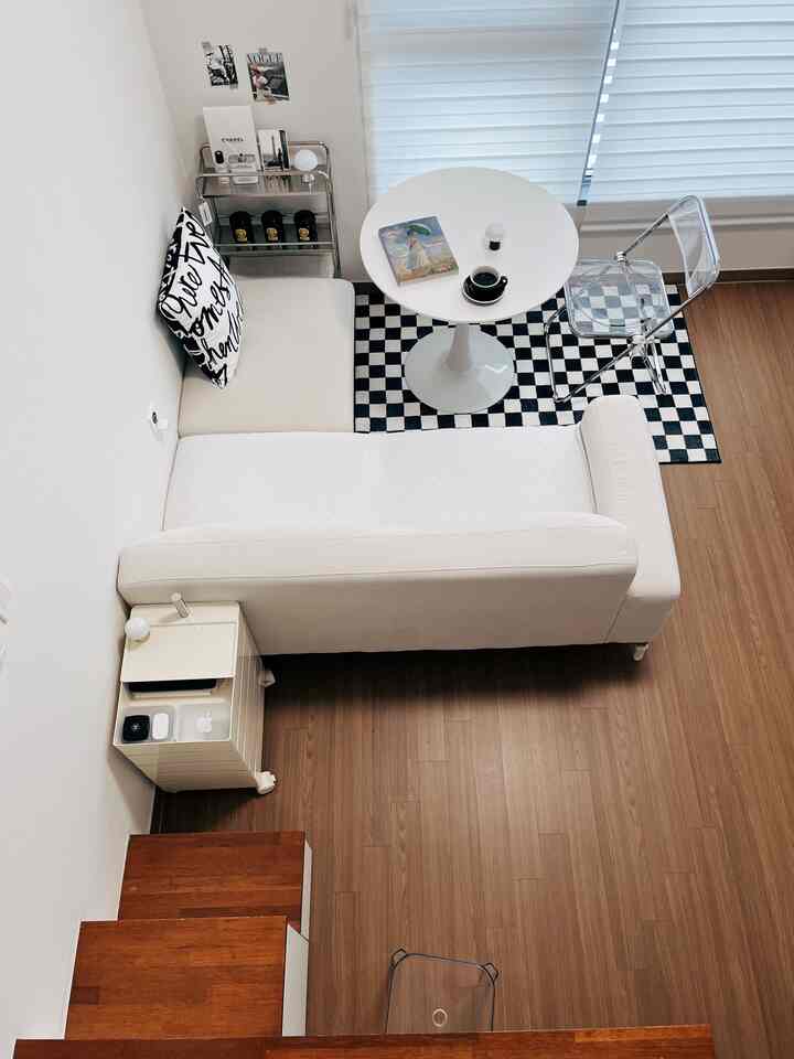 #ワンルーム空間活用法 #空間分離 
カフェゾン感覚でソファを窓を眺めるように配置する
休憩スペースと簡単な作業スペースを分離しました。
透明椅子でスペースが広く見える効果まで加えました！

＃コンスープ記録集＃今日の私たちの家＃多層インテリア
＃モノトーンインテリア＃ブラック＆ホワイト＃ミニマルライフ＃ミニマル