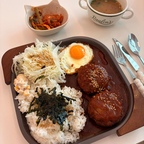 #오늘의우리집 #콘수프기록집 #함박스테이크 #원플레이트 #집밥기록 #신혼부부 #남편요리 

주말출근하고왔더니 남편이 고생했다고 차려준 함박플레이트🍳

예전에 스벅프리퀀시로 받았던 우드손잡이 플레잍
에 육즙가득 고메함박스테이크와 톡 터트려먹는 반숙란에 양배추 샐러드까지👍🏻
비주얼도 맛도 정성도 모두 최고였답니다😍

남편덕분에 주말출근의 피로가 싹 사라졌답니다🫶🏻