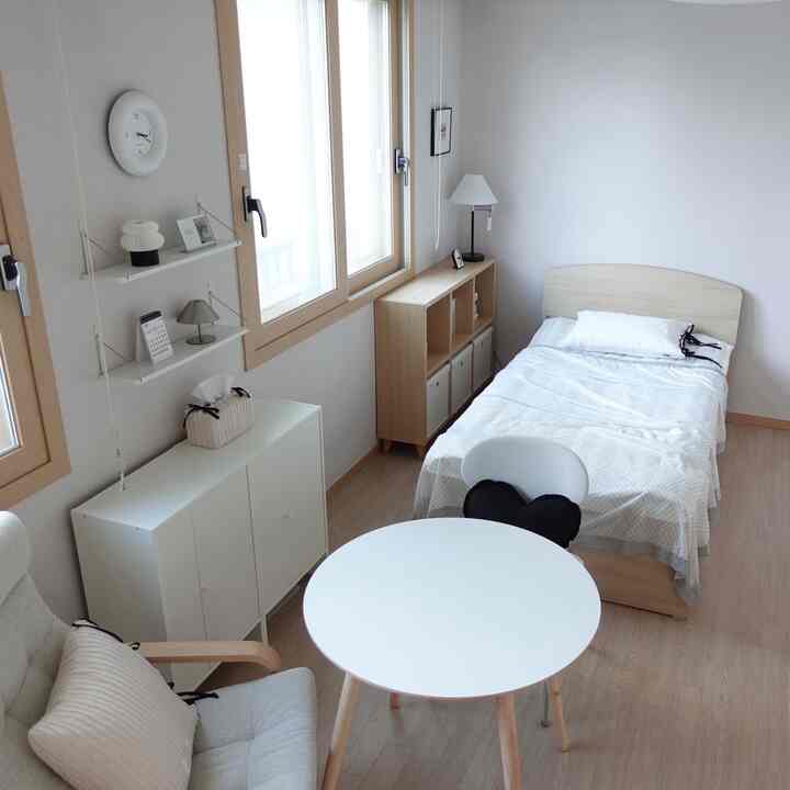 
#ワンルームスペース


細長い長方形の部屋です。
ワンルームのように空間を分離して使用しています。

空間を分ける方法はいろいろありますが
5平部屋を家具やパーティションに分けると
大変だと思います。
それで、似たようなトーンの家具を運転して配置します。
空間を分けました。

寝室スペースはホワイト＆ライトウッドを中心に
アイボリーとブラックの小道具を追加しました。
休憩スペースとデスクスペースはブラック＆ホワイトです。
休憩スペースは木製家具を使用して快適さを与えます。
机空間には鉄製素材の家具と小物を加える
落ち着いた感じを与えました。


＃小さな部屋の装飾＃部屋の装飾＃寝室のインテリア
#寝室照明 #照明インテリア
＃ムータボールウォールシェルフ＃ウォールシェルフ飾り＃ウォールシェルフインテリア
#イケアポエン #イケアバゲボ #イケアヘルメール
＃作業室＃書道を飾る＃机を飾る
＃デスクセットアップ＃デスクテリア＃デスクを飾る
＃ポスターフォトフレーム＃机の照明＃IKEA照明
#サークルテーブル #ティッシュケース
＃コンスープ記録集
