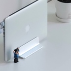 엄-청 오래 사용 중인 노트북 수직 거치대 💻

있을 땐 크게 의식하지 않지만 없어지면 막상 불편할 것 같은 아이템 있죠 !
저한테는 이 노트북 거치대가 그런 아이템이에요

저는 한때 아이맥, 맥북 2대, 아이패드 2대를 동시에 갖고 있었을 정도로 직업특성상 애플장비가 많은 편인데요,
그 중 자주 쓰지 않는 맥북과 아이패드는 이렇게 수직으로 거치하면 공간 차지도 덜 하고 예쁘답니다 🌻

#웰컴미션 #정착템 #수직스탠드 #노트북거치대 #맥북 #맥북거치대 #아이패드 #아이패드거치대