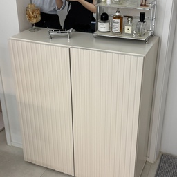 #정착템 #거실틈새수납장 #틈새수납장 #화장실앞 
좁은 저희집 화장실 앞 틈새 구역에
딱 들어맞는 수납장 찾기가 힘들었어요
너비 72cm, 폭 30cm 정도의 틈새 수납장인데
찾는데 오래걸린만큼 정말 오래쓰고 있는 수납장이에요
자잘한 생활용품들 마구잡이로 넣고 쓰기에도 좋고
화장실 앞 인테리어에도 깔끔하고 군더더기가 없어요
오히려 템바보드 패턴이 너무 심심해 보이지 않고
고급스러운 느낌도 났어요
#ftc25기 #ftc25 #콘수프기록집 #콘수프기록 #콘텐츠수익화 