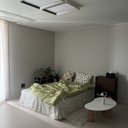 주말엔 침실 속으로 쏙. 🛏️🤍
평일에는 늘 시간에 쫓기듯 하루를 보내지만, 주말만큼은 조금 느리게 흘러가도 괜찮은 것 같아요. 햇살이 은은하게 들어오는 창가, 포근한 이불, 좋아하는 향기와 따뜻한 커피 한 잔. 아무것도 하지 않아도 충분히 행복한 순간들이 모여 가장 완벽한 휴식이 되는 하루.
밀린 잠도 자고, 책도 읽고, 좋아하는 음악도 들으며 마음까지 푹 쉬어가는 시간. 바쁘게 달려온 한 주를 내려놓고 오롯이 나를 위한 여유를 채워봅니다. 오늘은 세상에서 가장 편안한 이곳, 침실에서 가장 느긋한 주말을 보내는 중. 여러분도 오늘만큼은 아무 걱정 없이 푹 쉬는 하루 보내세요. ☁️🤍
#주말 #주말일상 #침실 #침실인테리어 #홈스타일링 #집콕 #휴식 #힐링 #포근한공간 #슬로우라이프 #감성인테리어 #집스타그램 #쉼 #일상 #주말무드
#콘수프기록집 #오늘의우리집 