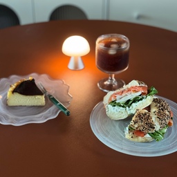 집에서 아기와 둘이 있다보면
아기 이유식 챙겨 먹이기 바빠요.
제 점심은 차리다 보면 시간이 다 지나죠🥲
그래서 오늘은 맛있는 베이글 샌드위치와 치즈케이크를 주문했어요!
아기가 없었을 때는 빵도 직접 구워서 샌드위치도 만들고 치즈케이크도 만들어 먹었지만 이제는....허허 ㅋㅋㅋㅋㅋ
커피는 그래도 직접 내렸답니다 헤헤🙈
#콘수프기록집 #예쁜템최고야 #홈카페 #오홈스토랑 #홈스토랑 #베이글샌드위치 #치즈케이크 #플레이팅