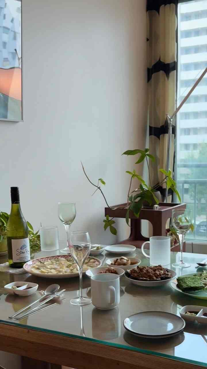 友達が遊びに来ているからと言って久しぶりに家の中を使って拭き、丁寧に一相見てみました。 ☺️

メニューは光魚セビチェ、アギキムバプ、甘えん坊、ゴンドレバブそして桃の旬を迎え、ヨーグルトを添えた桃ヨーグルトまで🍑🤍

美味しく食べてくれて楽しく話し合う様子を見ると、準備した時間が全く惜しくなかったです。

好きな人とおいしい食べ物を分けて過ごした、長く思い出に残る幸せな一日でした。 🫶

＃ホームストーリー＃家が＃家を食べる 