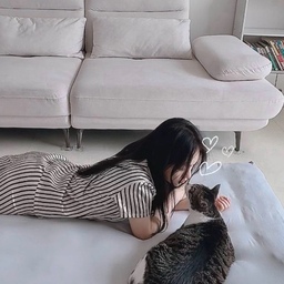 아이들이 하루 종일 뒹굴고, 
고양이까지 먼저 자리 잡는 거 보면 답이 나오는 꿀템💙
바닥생활이 편한 집이라 토퍼 선택이 정말 중요했는데,
누잠 더블업 토퍼 매트리스는 소프트/하드 2층 더블 구조라 
폭신하면서도 탄탄하게 받쳐줘서 훨씬 편안했어요
볼록한 쿠션감도 마음에 들고, 
복원력도 좋아 오래 사용할 수 있을 것 같아요
함께 사용한 사계절커버도 부드러운 촉감에 관리하기도 편해서 만족✨
요즘은 아이도, 냥이도
가족들이 가장 오래 머무는 공간이 됐어요🥰
#누잠 #누잠토퍼매트리스 #거실 #매트리스추천
#거실토퍼 #토퍼매트리스 #토퍼추천 #꿀잠템 #숙면템