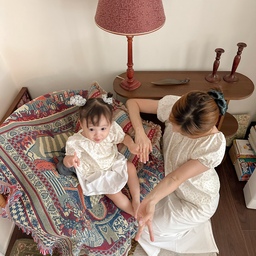 우리의 포토존 #오늘의우리집 #콘수프기록집 #커플템 #아기랑엄마랑 #모녀커플옷 #빈티지러그 #빈티지책장 #빈티지발매트 #빈티지인테리어 #빈티지소품 