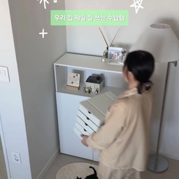 깨끗한 집은 고지서, 상비약같은 잡동사니 어디에 둬요?
전 여기에 둬요! 
요즘 제일 자주 쓰는 루시아이 무드먼트 철제 수납함𖤐 
철제라 자석이 착착 어디든 붙고
사이즈가 참 좋아서 어디든 두고 오며가며 수납해요
저는 주방 인출식 서랍에 맞춘듯이 들어가서 
버리기 애매한 제품설명서, 고지서 등
잡다한거 다 넣었어요!
주방이랑 거실에 이런 잡동사니 많이 쌓이는거 아시죠? 
특히 아일랜드 위나 식탁 위..🥹
가위나 칼, 테이프 수납하기에도 좋고
아이들 학용품 두기에도 좋더라구요🤍
#콘수프기록집 #예쁜템최고야 #수납함 #철제수납함 #수납템 #자석 #정리함 #집꾸미기 #서랍 #잡동사니 #잡동사니정리 #학용품 #학생책상 