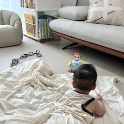 #콘수프기록집 #예쁜템최고야 
아기 이불은 피부에 오래 닿는 만큼
촉감과 소재, 무게까지 꼼꼼하게 보게 되는데요!
이번에 사용해 본 유트러스 자수 순면 차렵이불은
국내 자체 제작 제품으로,
부드러운 60수 아사 순면 소재를 사용해
가볍고 산뜻한 촉감이 마음에 들었어요
안쪽에는 충전재가 들어 있어
홑이불보다 폭신한데도, 정말 가벼워서
아기 몸을 무겁게 누르는 느낌이 없어 좋아요
제가 사용한 디자인은
아이보리 컬러에 데이지 자수가 들어간 타입이에요
앞면은 데이지 자수, 뒷면은 무지로 사용할 수 있고
모서리의 원형 테슬 디테일까지 사랑스러워요💛
여름철에는 에어컨을 켜고 낮잠을 재우다 보니
몸이 차가워지지 않도록 가볍게 덮어주고 있는데요
이불을 움직여도 바스락거리는 소리가 없어
아기가 뒤척일 때도 편안하게 사용할 수 있답니다
낮잠이불부터 놀이이불, 애착이불까지
다양하게 활용할 수 있어
출산준비나 출산선물을 고민하는 분들께도
실용적인 아기차렵이불로 추천하고 싶어요 :)
#유트러스 #아기차렵이불 #아기가있는집 #순면차렵이불 #아기낮잠이불 #아기애착이불 #출산준비 #출산선물 #아기침구 #낮잠이불 #순면이불