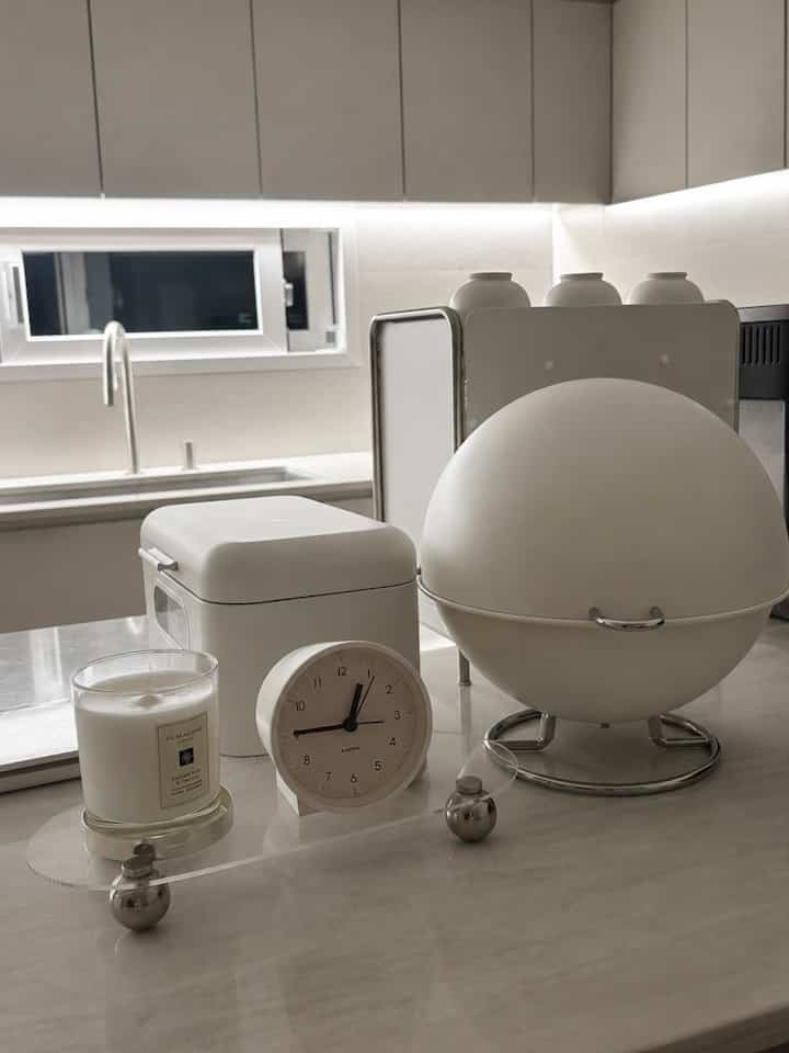 Simple is Beautiful.
グレー＆ホワイト

ホワイトとグレーが生み出す落ち着いたムード。
モダンな収納用品で台所のやや汚れて見える物をきれいにまとめて日常のゆとりを感じられるキッチンを作ってくれます。
四角ブレッドボックスにはキッチンで室温保管しなければならないものを、円形ブレッドボックスにはすぐに取り出せるおやつを入れてみました。

さまざまな収納用品を同様のトーンとムードで配置し、目が快適な空間になりました。

＃家の飾り 