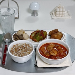#삼겹살김치찌개 #오이소박이 #장조림 #감자조림
오늘 밥상은 어제 부모님이 가져다 주신 반찬으로 차렸어요 장조림, 오이소박이, 치즈를 넣은 감자조림이에요 저는 밥이랑 김치찌개만 했구요 삼겹살도 주셔서 이번에는 삼겹살을 넣고 끓였어요
앙파랑 김치 삼겹살만 넣었고 묵은지라 설탕도 조금 넣었어요 샴겹살을 먼저 볶다가  양파 김치도 살짝 볶은 후에 물을 붓고 설탕 조금 넣고 저어준 뒤 푹 끓였어요 두부는 따로 넣지 않았어요
후식도 부모님이 주신 거예요 복숭아맛 요거트에 황도랑 체리 몇 개를 올렸어요 떠먹는 요거트도 여러 개 주셨고 과일도 여러 종류를 주셔서 당분간 과일 부지런히 먹어야 할 것 같아요😆😆
#오늘의우리집 #오늘의장면한컷 #콘수프기록집 #예쁜템최고야 #혼자서도잘먹어요 #사브르 #헤리터 #렉슨 #렉슨미나 #조명 #소품 #추천템 #자취 #저녁 #메뉴 #추천 #맞팔 