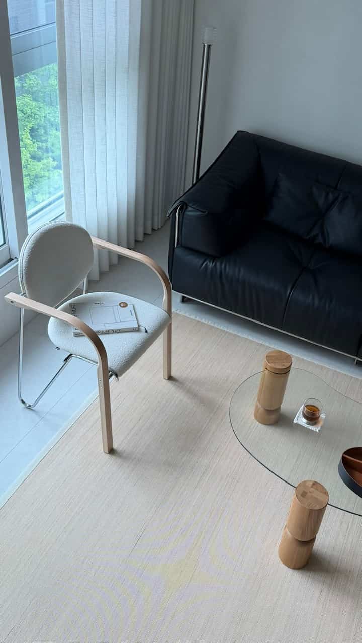 #夏休み

奈良ホームの夏休み日記☕️

ブラックとウッドが作る落ち着いた雰囲気。
一杯のコーヒーを降りて、しばらく休む夏の日常です！ 

雨が降るが、特別な日程はなくても一番好きな空間で過ごす余裕だけでも十分満足のいく時間。

私のゆったりとした時間が終わります。 
今そろそろ下院の準備に行きます。 🥹 

＃リビングインテリア＃夏のインテリア 
