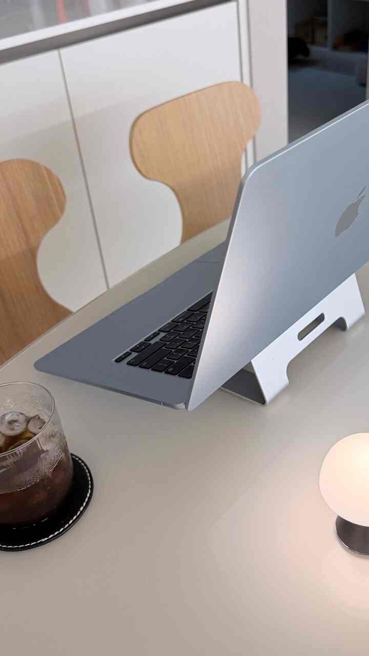 実際、MacBookは何もしないでアップロードします。 
インテリア小物になると思います🤣

穏やかなプレイリストひとつ、あるいは映画やドラマだけ浮かせても雰囲気がしっかり生き残ったんですよ。

私は据え置きまで一緒に書いています。
使用するときは楽で、
使わない時もインテリアのように見せてもいいと思います。  #ftc25기 