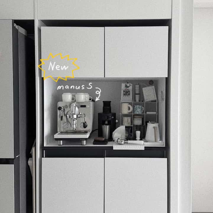 完成した当館のホームカフェ紹介します！ 


最近エスプレッソマシンを持って 
様々な飲み物を作って食べていますが☕️
こんなにうまく使えると思っていたら、早く買われたと思います、、🤍


私の家で私が望む豆、 
お好みのドリンクを作って食べるということが
思ったより面白くて幸せでした - 🤍 


実は夫が作ってくれるのですが…
だからもっと幸せに感じられるのでしょうか..??😝



夫のコーヒーアカウントのおかげで、このような投稿も掲載しています。
家にホームカフェゾンあるもの、本当にオススメですよ！
悩んでいるなら、心配しないで作ってみてください。
癒しにもなって面白くてそうです ☺️♥️



次の投稿はビデオで一度訪ねてみましょう☕️🫧



#賢明な消費 #コンスープ記録集 #マヌスs #マヌス
＃エロチオ＃ホームカフェゾンインテリア＃ホームカフェ＃ホームカフェゾン
＃ホームカフェゾーンを飾る＃ホームカフェ場＃ホームカフェスタイリング 
＃エスプレッソマシン＃コーヒーマシン＃キッチン＃キッチン＃コーヒー
#コーヒータイム 
＃サンパル＃サンパル＃メイド＃コミュニケーション＃サンファルマファル🤍🫧