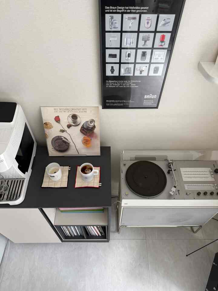 趣味空間を作るのは難しくありません🪄

どんな空間を飾りたいか考えた後、 
ベースになる大きなアイテム2-3種類
似合う小物で軽く満たしてください。 

私はホームカフェ+音楽鑑賞ゾーンを作りたいです。
- ターンテーブル+スピーカー
- 小物を載せる収納場
- コーヒーマシン
- 照明

そんなに均等に飾って飾るポスター、小さな壁棚、小道具で満たしました☕️🖤
色を選ぶのが難しいなら、大きな家具は無難なモノトーンで始めてみることをお勧めします！

＃趣味生活＃音楽鑑賞＃ターンテーブル＃lp収納帳 ＃インテリアノウハウ＃コンスープ記録集 