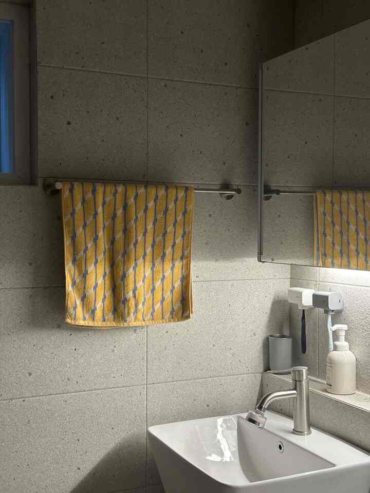 #インテリアアクセサリー

トイレのインテリア小物として選ばれたタオル💛🩵
ズヒピュルは、＃ディアリアルタオルソーダカラーブルーとイエローカラータオルそれぞれを使いますが、その2色をミックスしたような感じのタオルを＃ピンカで見つけてポイントとして使っていますㅎㅎ

素朴で素朴なトイレに心地良いポイントになったんですよタオル明るい色を書くのがいいと思います ꔷ̑◡ꔷ̑ 

#ftc25機 #FTC25 #新婚夫婦日常 #新婚ホームインテリア
＃トイレインテリア＃トイレ＃タオル＃日常 
