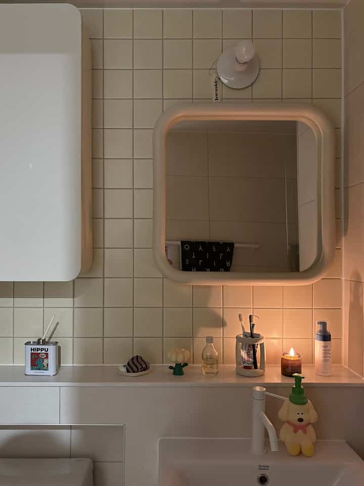 ホホヒヒホームインテリアポイントとなる小物をご紹介します 
🛁🫧🤍🕊️

私は噂の💩争いです。
だからトイレですが、長く滞在しているので？私の好みでいっぱいに飾りたかったです..💛
バターカラーのタイル、ボールドしたフレームの鏡、赤ちゃんの小物たちすべてポイントですが、そのうちの1つを挙げれば
＃アルテミデ＃テッティ照明を言います。

私はインテリア小物の中で最大のポイントは照明だと思います。 
私はこの友達がいなかったら何かが足りない感じだったようです。

＃バスルームのインテリア＃トイレのインテリア＃アルテミデテティ＃バスルームのミラー＃歯ブラシ 

