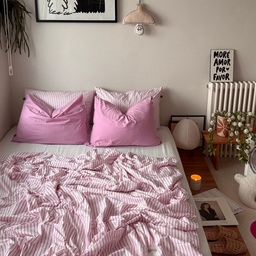 #콘수프기록집 #콘수프기록 #침실인테리어 
a little pink 🩷🫧
최근 침실 분위기를 바꾸고 싶어 내돈내산으로 
핀카의 블랙 빅 도트 여름이불을 샀는데요, 
여름이불인데도 컬러조합이 예쁘고 감촉도
너무 마음에 들어 또 다른 패턴으로 다시 고르던 차에 
핀카와 함께 할 기회가 생겨 진짜 기쁜거 있죠 😉 
그리하여 내게 와준 핀카의 핑크비즈스트라이프🩷
사르르하니 시원한 냉감 소재(KOTITI 테스트 완료)와 
집먼지 진드기 없는 알러지 케어 원단을 사용한 
양면냉감 여름이불이라 몸에 닿는 기분좋은 촉감🫧
솜과 커버가 일체형으로 세탁기에서 통째로 세탁이 
가능해 관리가 편한데다, 세탁 후에도 보풀이 없는 
폴리아미드 원단이라 더운 여름 자주자주 세탁해도
부담없이 덮고 난 후 가볍게 세탁기로 ✨🫧
이미 제돈제산으로 만족해서 쭉 쓰고 있는데다
핀카하면 또 다양한 컬러와 패턴조합이잖아요? 😉
늘 같은 침실의 분위기가 단조롭고 지겨우셨다면, 
핀카의 산뜻한 여름 이불로 간단하게 바꿔보아요🤍
──────────────────
#핀카 #finca #핑크비즈스트라이프 #여름이불
#냉감이불 #침실인테리어 #침실스타일링 #차렵이불세트 
#침대인테리어 #침대프레임 #침실조명 #침실가구 
 #침실러그 #포스터인테리어 #여름인테리어  #저상형침대프레임 
 #포스터액자  #라디에이터  #구축아파트 #구축아파트인테리어 #구축인테리어 
#침구인테리어 #여름침구  #침실꾸미기
#저상형침대 #저상형침대프레임 
