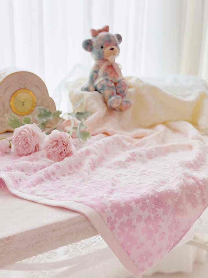 こんにちはメルです🧚🏻‍♀️

毎日使うタオルほど肌触りはもちろん 
デザインまであきらめないじゃないですか🫶

今回今治サポーターズ23機で活動することになりました 
初めてご紹介する商品は 
今治さくらオーガニックバスターウォールです🌸

桜が散るような立体的なパターンと 
ほのかなパステルカラーは本当に魅力的なバスタウォルです。 
見るだけでも雰囲気が一層華やかになる感じだったんですよ

オーガニックコットン製 
肌に触れる風合いはふわふわです。
ドトムな厚み感のおかげで使うたびに満足でしたよ🐰

毎日繰り返される日常の中でも 
小さな幸せを感じさせる感性一枚🤍

今後のサポーター活動を通じて  #이마바리타월 #수건 #바스타월 #맞팔환영 #맞팔 #집들이선물 #수건추천 
