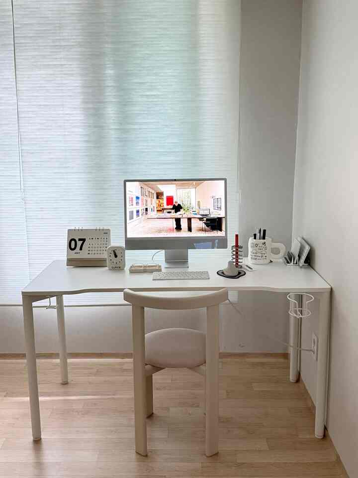 ＃コンスープ記録集＃賢明な消費 

＃協賛 

新しいデスクゾーンを公開します🖥️🎧

既存のテーブルが低すぎて、常に腰が痛くて疲れていました。
やっとちゃんとした作業ゾーン作りました！🤍

まさに多家具のペルマタネオなのに、
電動ドリルがなくても女性一人でぴったり組み立ても可能です。
船や腕が押されない柔らかいカーブカット天板のおかげで
長時間座って作業しても本当に快適だそうです！ 
（ゲーミングデスクでとても有名です！） 

私はヘッドセットホルダーとカップホルダーを追加しました。
転がっていたヘッドセットを整理するので、速いです。 🎧🤍

今、この空間で思いっきりデスクテリアしてみましょう！ 

📌ペルマタネオ1400x600サイズ 

@dagagu_official 

＃多家具＃ペルマタネオ＃デスクテリア＃ホームオフィス＃今日の家＃今日の庭＃今日の私たちの家 