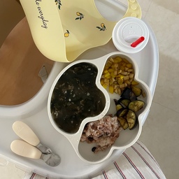 18개월의 귀염뽀짝한 유아식용품들👶🏻💛
#예쁜템최고야 #콘수프기록집
아기라도 예쁜 아이템은 못참지!!
귀여운 고양이모양 실리콘 식기와
수저, 턱받이까지 ~
보기도 예쁜데 아기도 너무 잘써서 기분이 좋더라고요ㅎㅎ
#ftc9기이야기 #이유식준비물 #유아식기 #유아식판 #실리콘턱받이 #아기가있는집 #아기가사는집 #유아식기추천 #18개월아기 #아기수저 